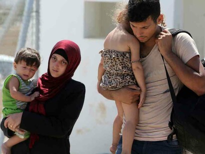 Una pareja con sus dos hijos y sus pocas pertenencias en su camino hacia algún país de Centroeuropa