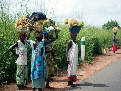 Mujeres africanas cargan sobre sus cabezas con sus pertenencias