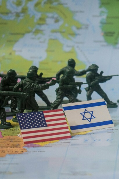 Entre mapas e exércitos em miniatura, a guerra é encenada como estratégia, mas, por trás da abstração geopolítica, opera-se a lógica da decapitação: eliminar indivíduos para reconfigurar conflitos, transformando a política em cálculo de eficácia e o mundo em tabuleiro