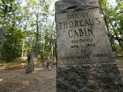 «Fui a los bosques porque quería vivir deliberadamente, enfrentándome solo con los hechos esenciales de la vida, y ver si no podía aprender lo que ella tenía que enseñar, no sea que cuando estuviera por morir descubriera que no había vivido» (Thoreau)