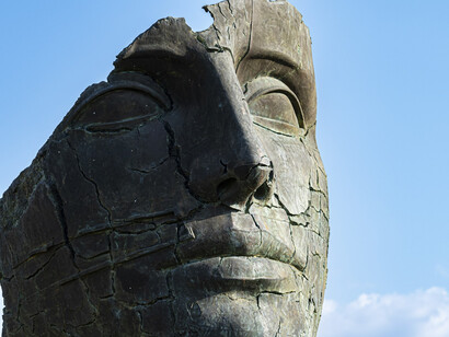 Igor Mitoraj, Tindaro screpolato, exhibition view. Courtesy of Contini Art Gallery