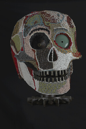 Ettore Saccà, Teschio, 65 x 83 x 80 cm, mixmedia, struttura metallica, silicone policromo, 2014