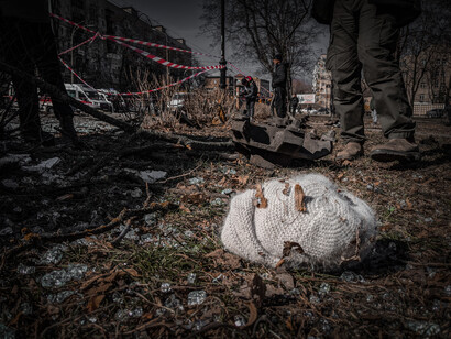Un gorro en el suelo en una localidad abandonada por efectos de la Guerra en Kiev, Ucrania