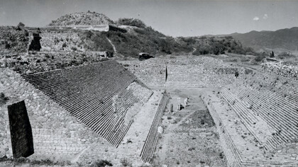 Patio de la pelota de Monte Albán, fotografiado por Sigvald Linné en 1932