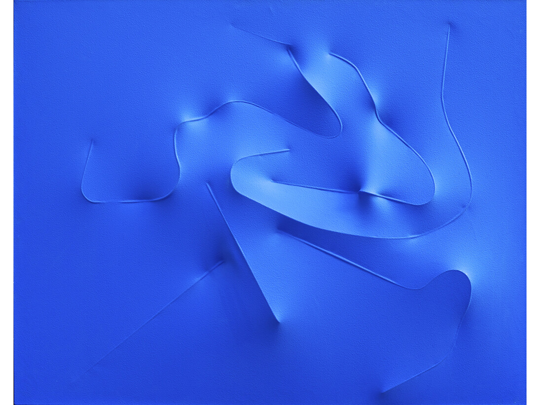 Agostino Bonalumi, Blu, 1993, Vinyl tempera on shaped canvas, 114 x 146 cm, Courtesy Archivio Bonalumi and Mazzoleni London