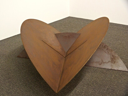 Dobras, 2015, Steel, 90 x 210 x 210 cm, photo: Christiana Carvalho
