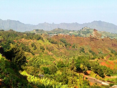 Santo Antão, Cabo Verde. Refleti muito sobre esta incongruência e a explicação só pode ser uma: Cristóvão Colombo visitou seguramente Santiago e reza a lenda que ele também esteve mais de uma vez na ilha de Boavista, onde gostava de frequentar uma praia que mais tarde viria chamar-se de “Praia de Jon Cristom” alegadamente em homenagem ao notável navegador