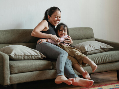 Famiglia, una mamma gioca con sua figlia. Famiglia e identità: come l'ambiente familiare influisce sulla nostra percezione di noi stessi