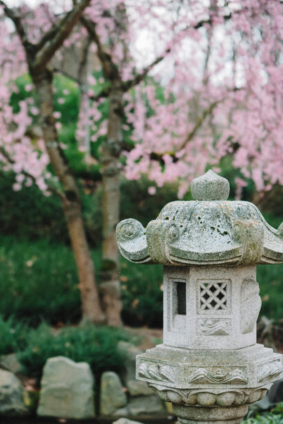 Columna en el jardín de un templo japonés