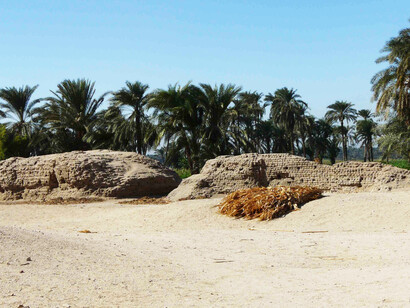 Tell el-Amarna, lugar arqueológico  en el Egipto medio. Aquí es donde Akenatón construyó una nueva capital desde cero, llamada Akhetatón ("El Horizonte de Atón"), abandonando las tradiciones tebanas. 
Amarna - barrio residencial norte