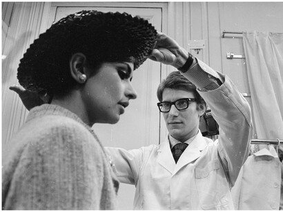 Yves Saint Laurent prepara a una de sus modelos