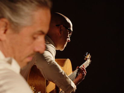 I chitarristi Enrico Gosmar e Luca Allievi che eseguono il brano "Manus" di Daniele Trucco