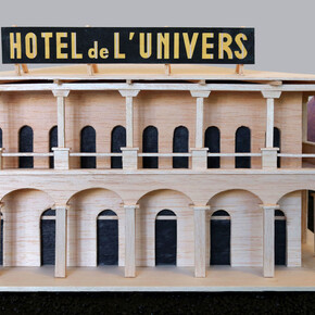 Pierre Ardouvin, Hotel de l'Univers, 2018 Maquette bois, sable noir, table métal 100 x 120 x 100 cm (39 3/8 x 47 1/4 x 39 3/8 in) 
