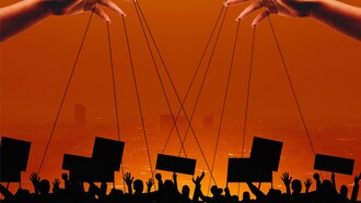 Due mani dall'alto manovrano tramite lunghi fili una folla di persone, come se fossero delle marionette. L'immagine rappresenta il concetto di controllo e manipolazione, trasmettendo un senso di oppressione e mancanza di libertà