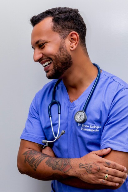 Tonio faceva compagnia al vecchio padre, lo accompagnava per delle consulenze dagli specialisti dell'ospedale dove lavorava. Faceva le flebo e le iniezioni