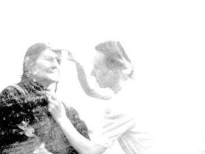 Eva Justin examina a una mujer de etnia gitana