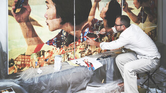 A foto mostra um artista trabalhando em sua arte. Somos capazes de criar coisas profundamente belas e, ao mesmo tempo, destruí-las com uma frieza que assusta