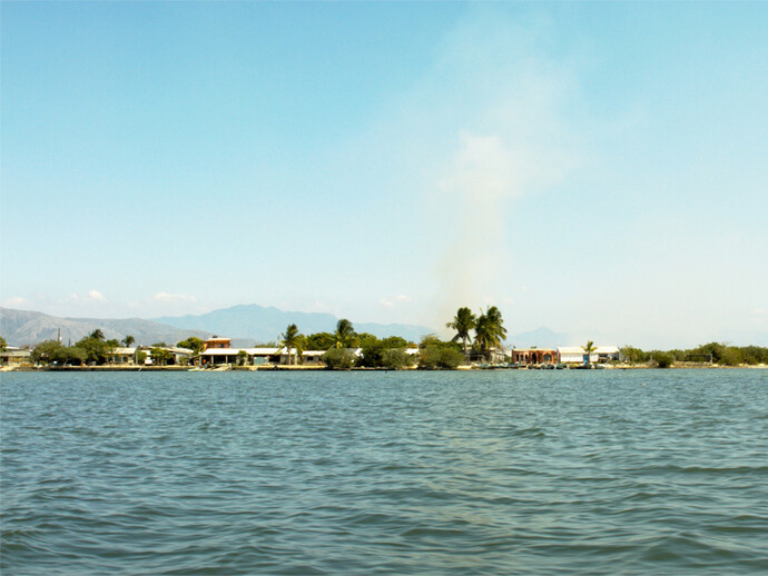 Edgardo Aragón, Mésoamérique : l'effet ouragan
2015 (détail de la vidéo), Vidéo HD, couleur, son, et série de 10 cartes. Coproduction : Jeu de Paume, Paris, Fondation Nationale des Arts Graphiques et Plastiques et CAPC musée d’art contemporain de Bordeaux