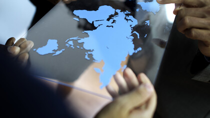 12 de septiembre de 2003, activistas de organizaciones de vecinos, sindicatos de inquilinos y cooperativas de todos los continentes se reunieron en Madrid, para formar la Alianza Internacional de Habitantes (AIH)
