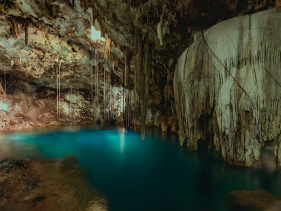 Interior de un cenote en la Riviera Maya, México