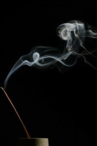 Para adentrar de verdade em certos movimentos, como os da Arte e da Cura, que advêm de núcleos mais distantes e essenciais do ser, através dessas ondas de manifestações mais profundas e sutis, ocultas em seus dons e talentos, precisará o ser, certamente pausar suas dúvidas, voltar a escutar-se, silenciar o cotidiano com seus barulhos e supérfluos, de todos os corpos. Um espaço no tempo da vida, para viver essa comunicação criativa com os mistérios da existência em si, a partir da escuta e relação profundas com os 3 corpos