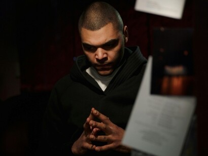 Il teatro, con la sua capacità di sintesi, espone l’umanità ai propri rituali, mettendoci di fronte a domande fondamentali sul potere, la fede e la manipolazione
