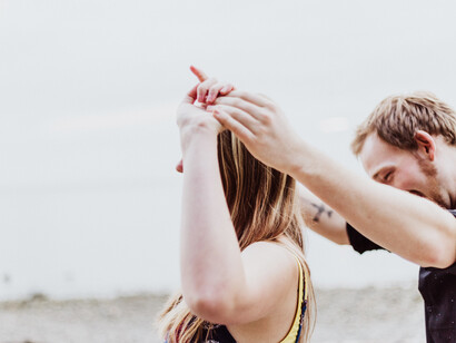 Pareja de novios bailan suavemente frente a playa de Chattanooga, Estados Unidos
