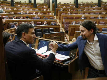 Sánchez recibe la felicitación del líder de Podemos, Pablo iglesias