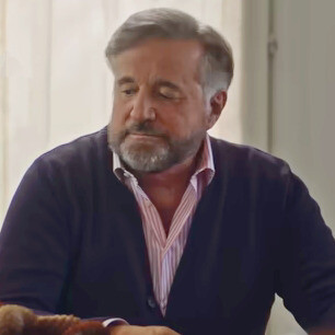 Christian De Sica è stato il volto più iconico del genere, interpretando il ricco, cinico e irresistibilmente vanesio protagonista delle vacanze natalizie