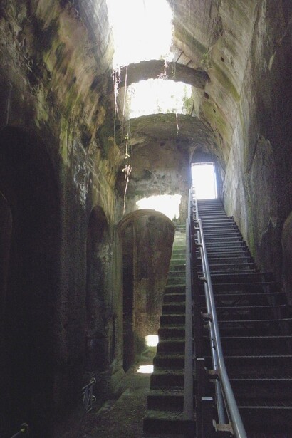 Oggi, la Piscina Mirabilis è una delle attrazioni più affascinanti e meno conosciute dell'area flegrea, testimoniando la grandiosità dell'architettura romana e la sua funzionalità nel mondo antico. RaBoe/Wikipedia. Bacoli (NA), Italia