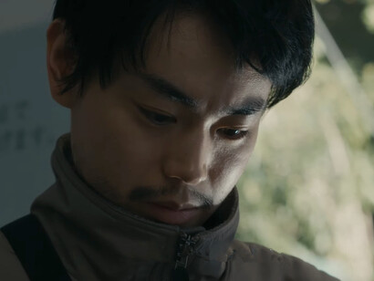 Girato in parte tra ambienti metropolitani e location isolate, il film costruisce un contrasto visivo che riflette la frattura tra pubblico e privato. Nella foto Masaki Suda è Ryōsuke Yoshii, protagonista del film "Cloud"