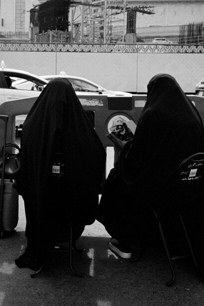 In molti paesi del Medio Oriente, come l'Arabia Saudita e l'Afghanistan, l'hijab e altre forme di abbigliamento islamico come il niqab o il burqa sono imposti in vari contesti, mentre in altri paesi come la Turchia e la Tunisia, il suo uso è una scelta personale più che un obbligo