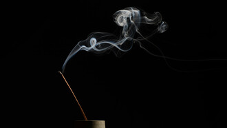 El aire es invisible, intocable y el destino de todo. Está casi sin estar, en el límite del no ser