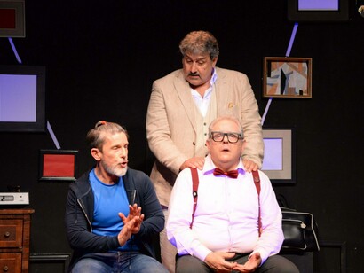 Claudio e Stefano Scaramuzzino (seduti), Massimiliano Buzzanca (in piedi) in scena
