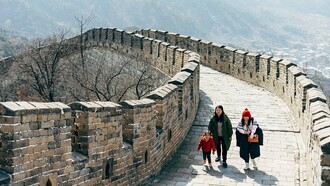 Turisti passeggiano lungo la muraglia cinese, Cina