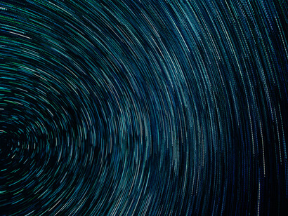 Un vórtice de luz en el cielo oscuro. El espíritu representa a la energía y lo biológico representa a la materia