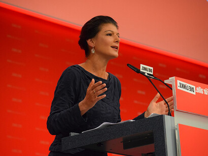 Sahra Wagenknecht, líder de la nueva alianza política Bündnis Sahra Wagenknecht (BSW), durante una presentación en el V Congreso del Partido de Izquierda, Hannover, Alemania, junio de 2017