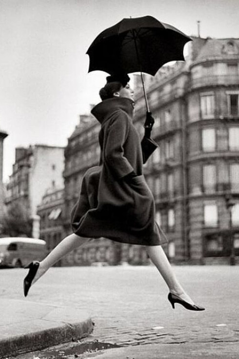 Richard Avedon - "Carmen dell'Orefice sautant une flaque, Paris" - 1957