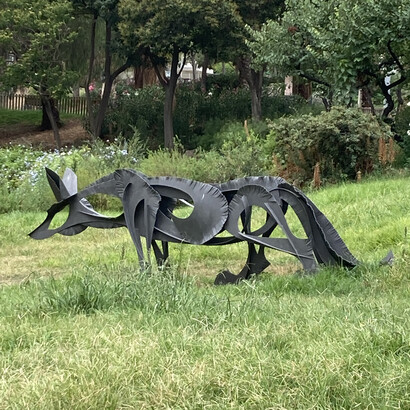 Escultura con forma de zorro (en catalán guineu) en el parque «La Guineueta» en Barcelona, España