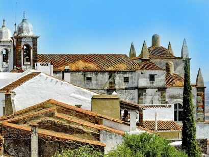 Monsaraz, na parte portuguesa da fronteira luso-espanhola. A beleza natural da raia, com as suas montanhas e áreas de campo, cria uma atmosfera de tranquilidade e introspeção, que contrasta com as zonas mais urbanizadas e movimentadas dos dois países