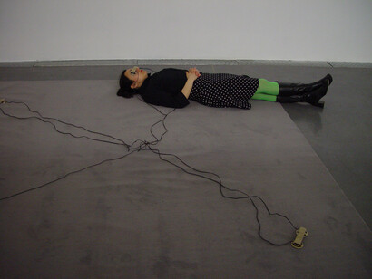 Music for the Eyes, 1981, 3 paires de haut-parleurs, reliées par du feutre blanc, câble audio, CD, lecteur CD, dimensions variables
3 pairs of speakers, linked by white felt, audio wires, CD, CD player, variable size