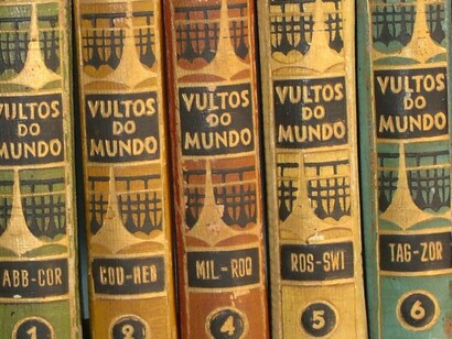 Coleção de biografias Vultos do Mundo: Dicionário Bio-Bibliográfico Internacional, de Guarany Gallo. A micro-história é uma abordagem historiográfica que foca em eventos, pessoas, ou grupos específicos, frequentemente negligenciados pela história tradicional