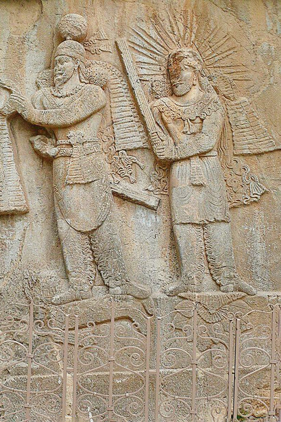 Relieve rocoso de Shapour II y Mithra en Taq-e Bustan, Kermanshah, Irán