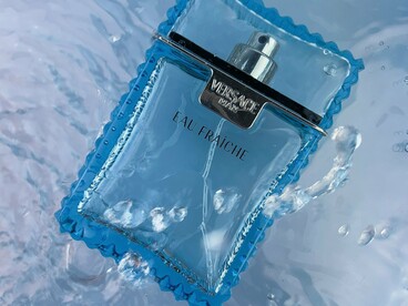 Versace Eau Fraîche surrounded by blue water, symbolizing the brand’s interpretation of freshness, sophistication, and modern luxury