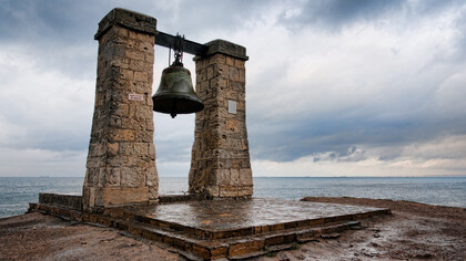 "La campana de niebla" se fundió en 1778 a partir de cañones turcos capturados por el Ejército Imperial Ruso durante la Guerra Ruso-Turca de 1768-1774. La campana muestra representaciones de dos santos patronos de los marineros, San Nicolás y San Focas. Campana de Quersoneso, Crimea, Ucrania