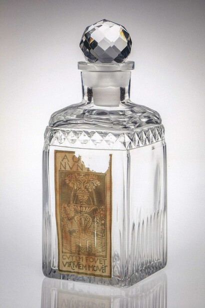 Camera Baccara (Clausura), 'Flacone Aqua Nuntia' con etichetta disegnata da Adolfo de Carolis e motto latino: 'Cutem Fovet Virtutem Movet' (Riscalda la pelle/scuote la virtù). Fotografie di Marco Beck Peccoz