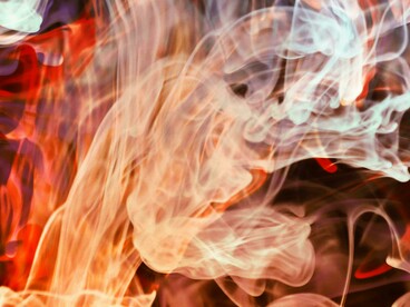 Nella prospettiva New Age, il legame tra fiamme gemelle è interpretato come una connessione energetica e karmica orientata al risveglio della coscienza