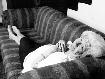 La escritora Ana María Matute en un sofá