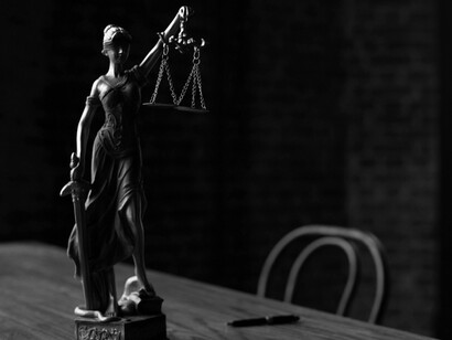 Nuremberg está em um outro patamar, longe de ser uma obra-prima. Ainda assim, é um filme extremamente bem realizado tecnicamente, com interpretações notáveis, que nos apresenta uma página da História que não pode ficar somente nos livros. É um filme necessário porque revela que os nossos atos hoje estão construindo a História que será lida e revista amanhã