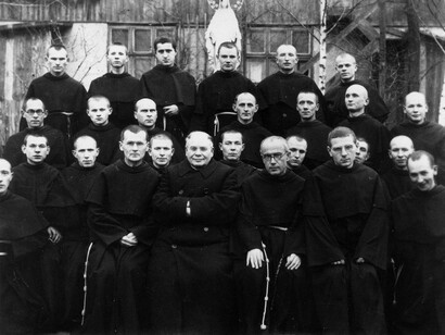 Maximiliano Kolbe, tercero desde la derecha al frente